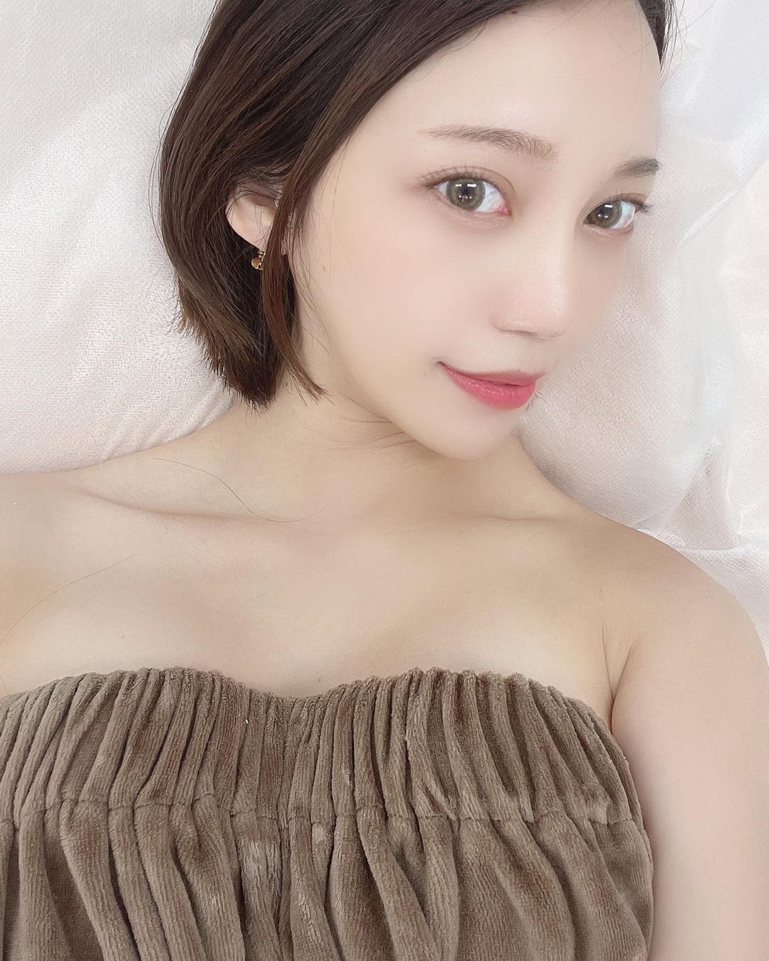 「短髮巨乳日本妹」穿旅館浴衣大開襟，「兇猛罩杯」看起來腰上只有奶！
