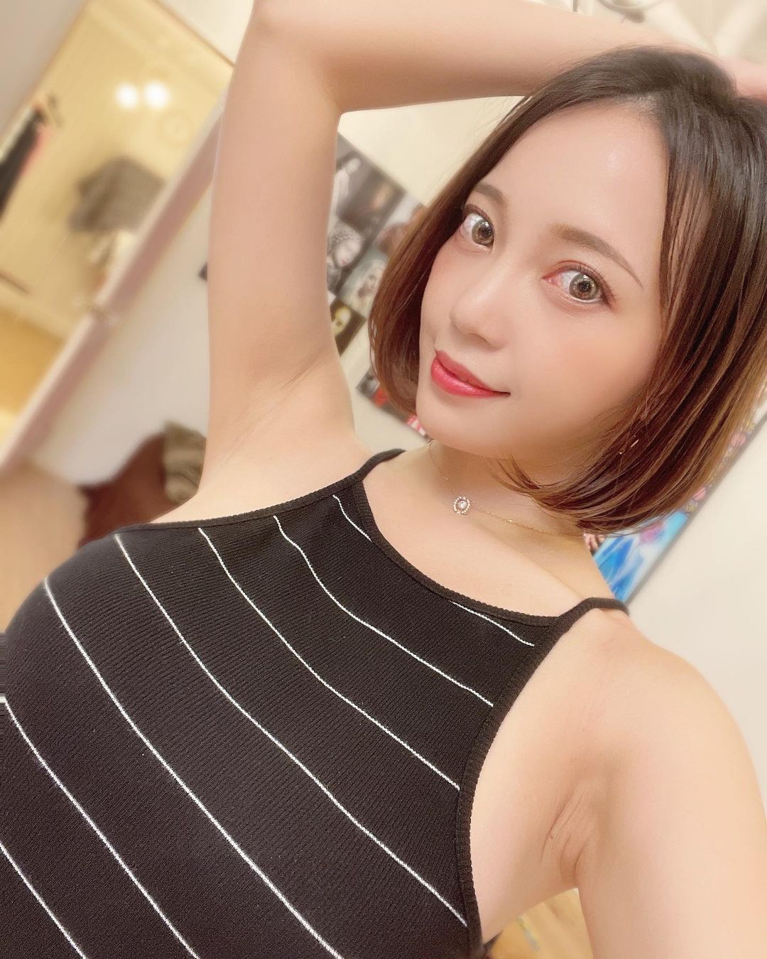 「短髮巨乳日本妹」穿旅館浴衣大開襟，「兇猛罩杯」看起來腰上只有奶！