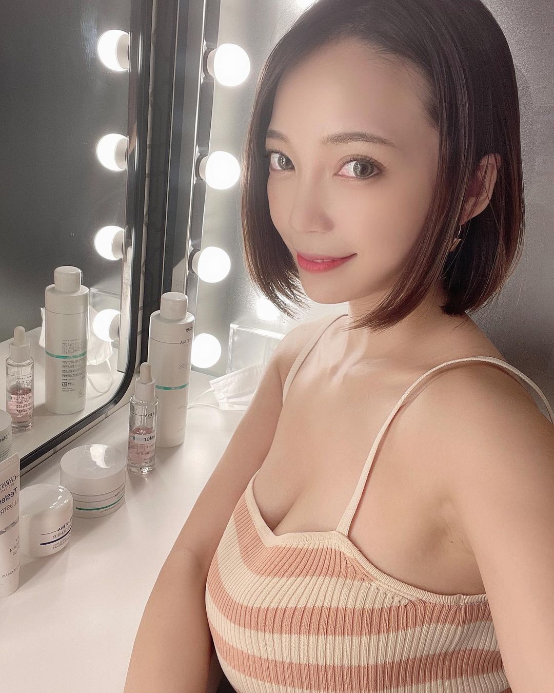「短髮巨乳日本妹」穿旅館浴衣大開襟，「兇猛罩杯」看起來腰上只有奶！