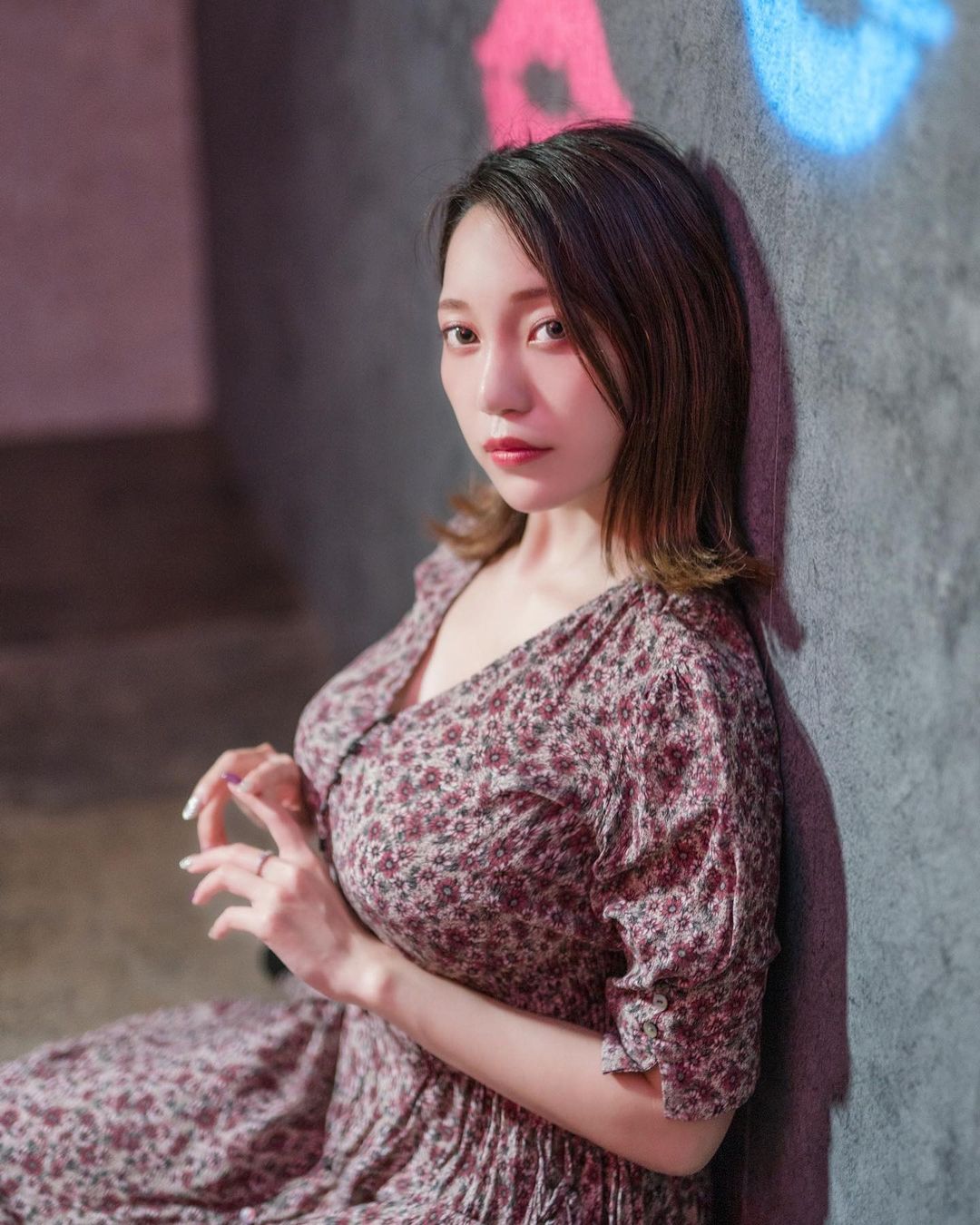 「短髮巨乳日本妹」穿旅館浴衣大開襟，「兇猛罩杯」看起來腰上只有奶！