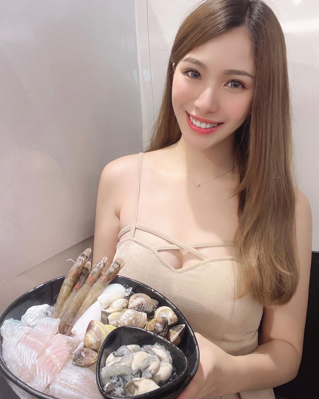175高挑美人「Rina又晞」泳池玩耍，火辣比基尼挺「渾圓雪乳」好迷人！