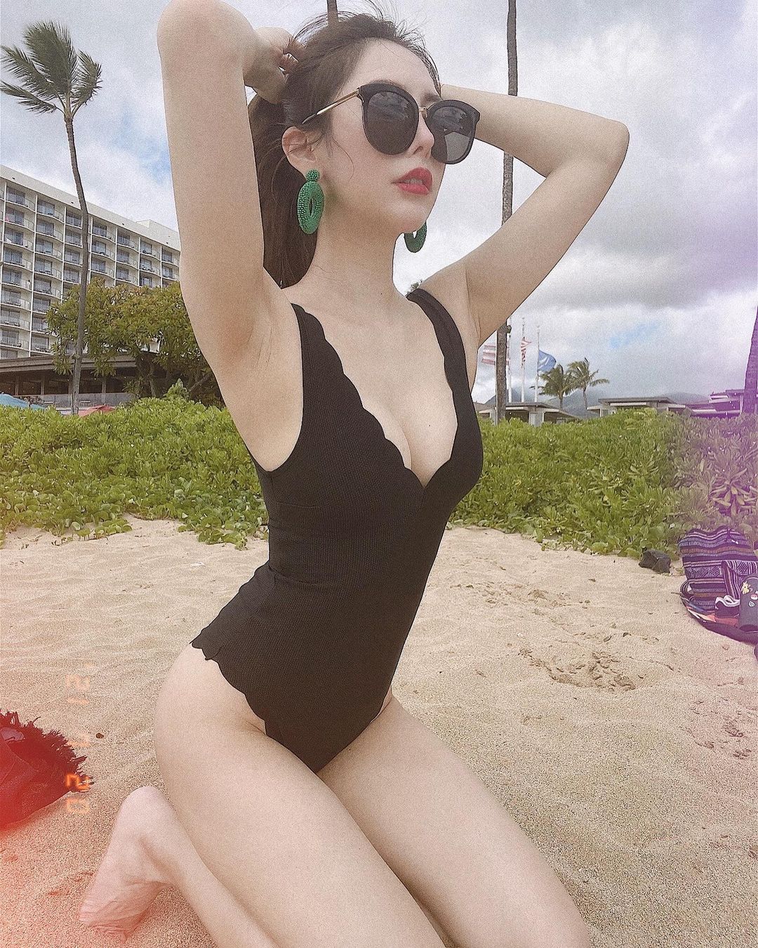 電眼正妹「Kimi」夏威夷度假泳裝好辣！「雪白美乳」辣翻島民！