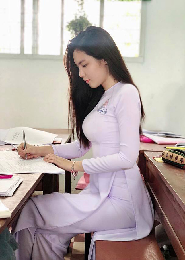把那束花拿開！19 歲氣質正妹 Nie 仙氣近照曝光狂吸千讚