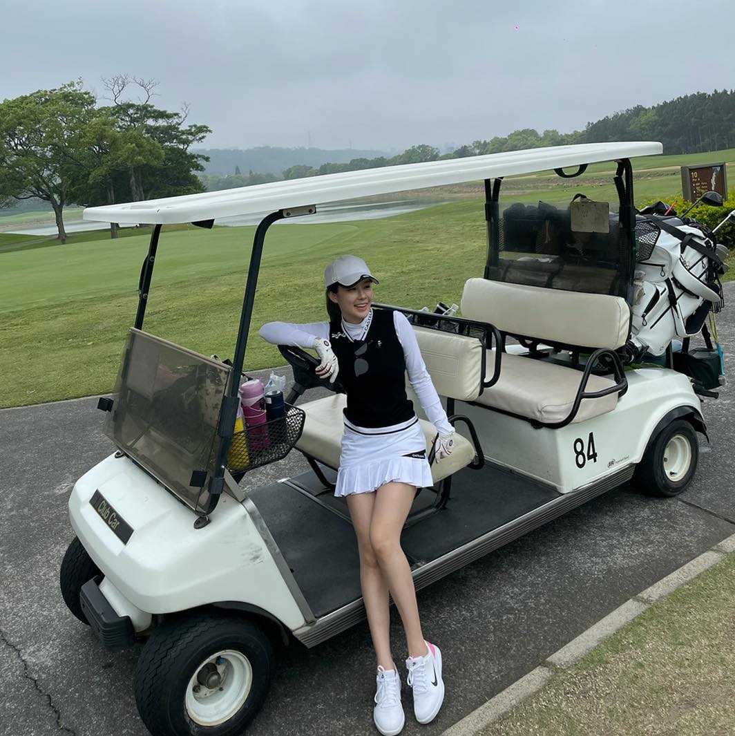 「高爾夫球正妹」是她！台灣「彩券女神」甜美臉蛋下擁飽滿身材