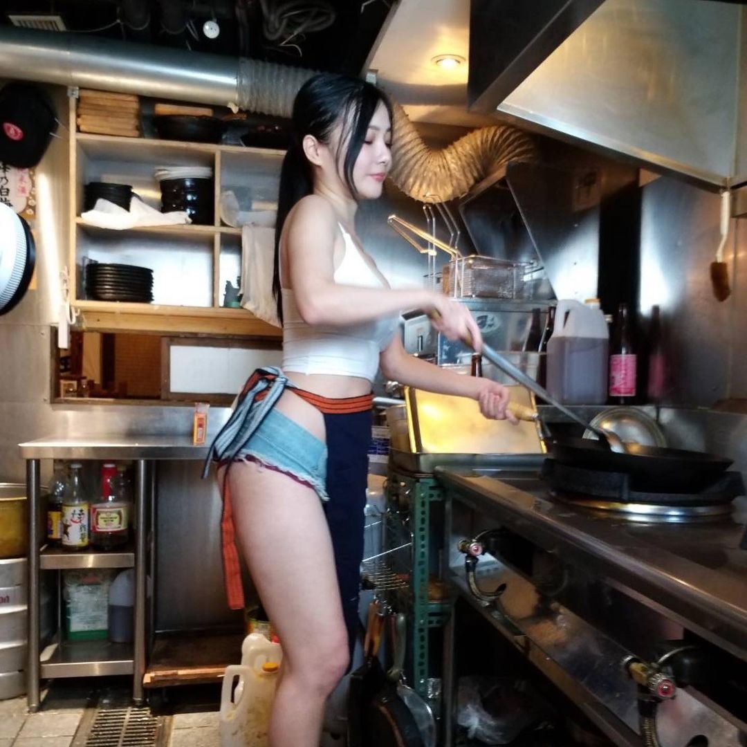 熱炒店「爆乳廚娘」超短熱褲露蜜桃　網友：每一道菜都加辣了
