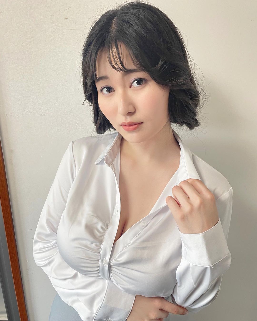 童顏巨乳萌奶妹「未梨一花」胸前兩粒白饅頭比臉還大　豪乳「青筋炸裂」螢幕被肉色塞滿