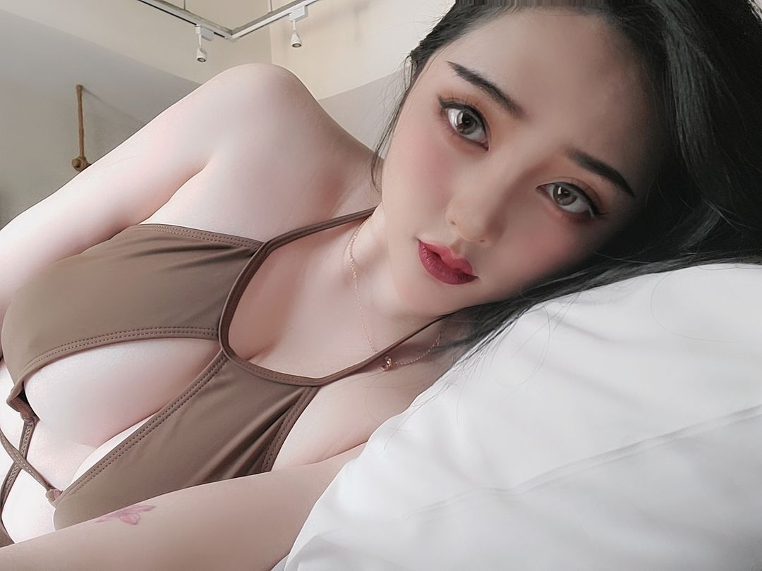 全台「最火辣護理師正妹」黃靜巨乳有夠狂，制服下的曼妙身姿不私藏！