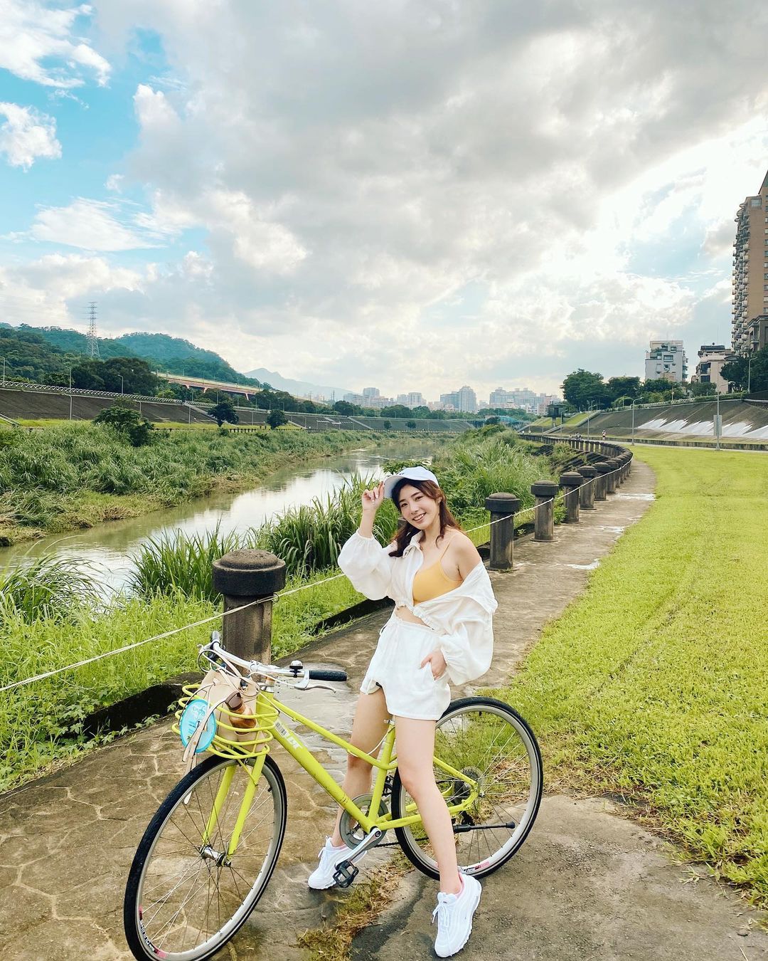 河堤旁的Ubike女神！氣質正妹「陳思穎」清新又有料，笑起來讓人融化