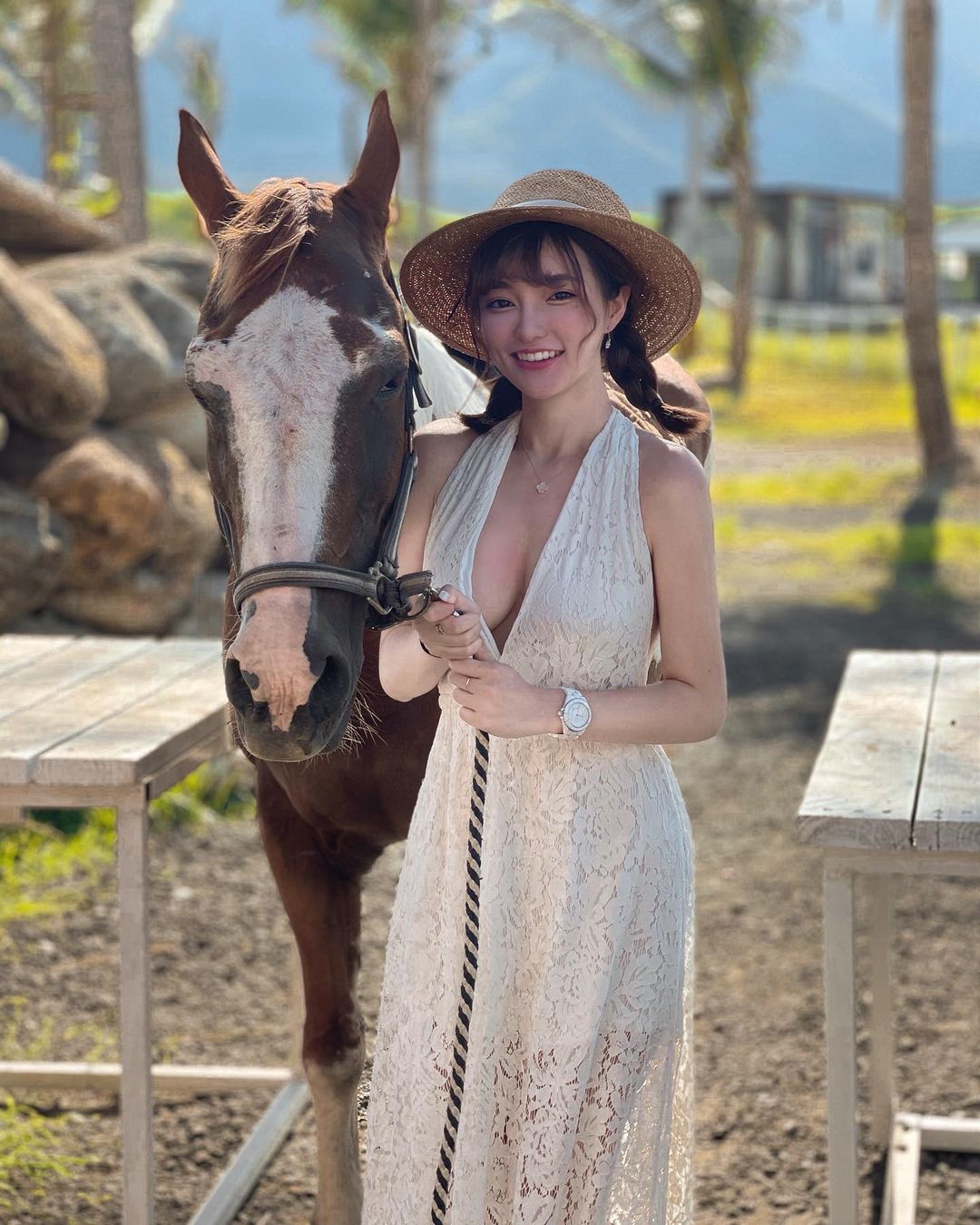 超狂奶妹「Donna棠娜」農場騎馬，小洋裝露「雪白側乳」好醒目！E罩杯根本包不住～