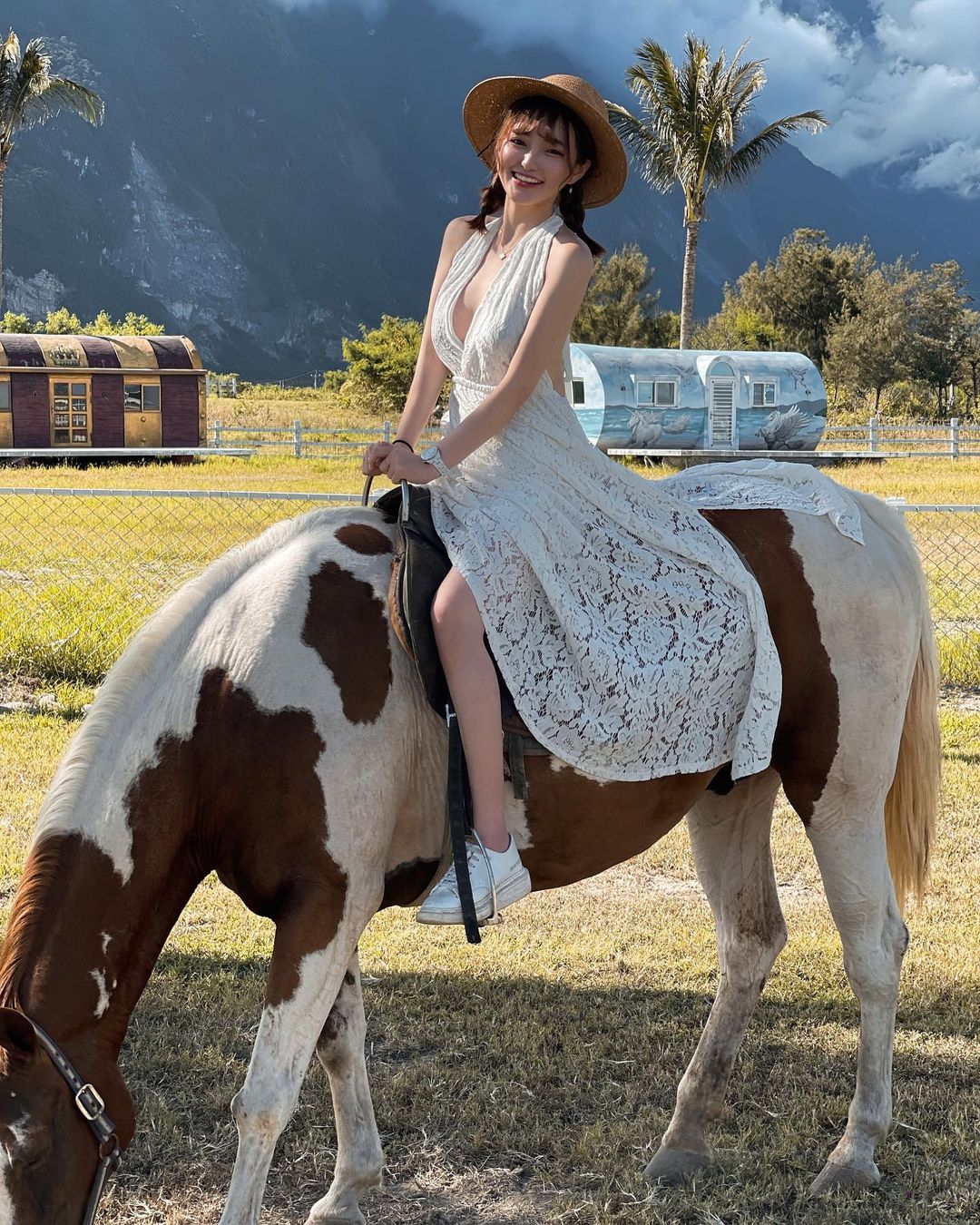 超狂奶妹「Donna棠娜」農場騎馬，小洋裝露「雪白側乳」好醒目！E罩杯根本包不住～
