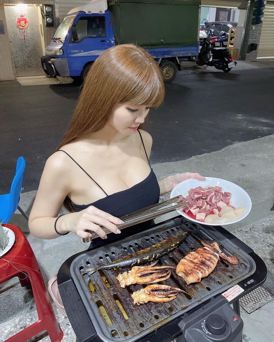 鄰居正妹「爆乳BBQ」好火辣　仔細看是最性感英文教師！