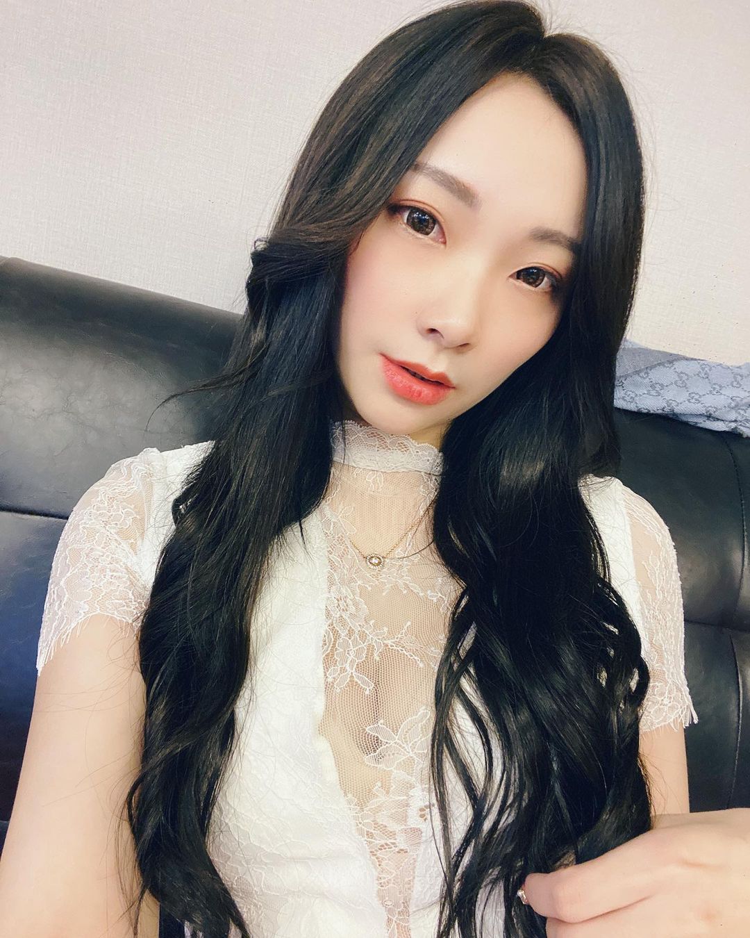 網球場的長腿正妹「mina」，粉紅短裙超可愛，172cm窈窕曲線讓人戀愛！