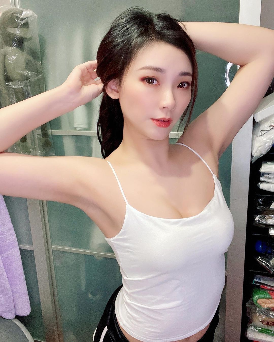 網球場的長腿正妹「mina」，粉紅短裙超可愛，172cm窈窕曲線讓人戀愛！