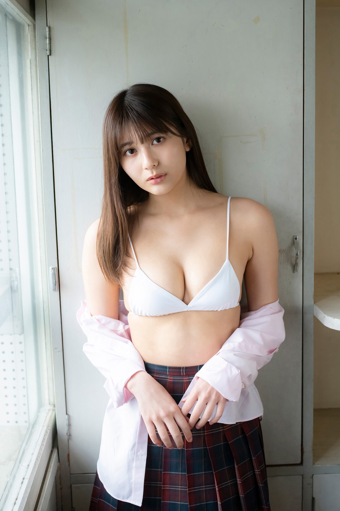 抓住夏天尾巴！21 歲美少女「新井遙」野外放風「飽滿 D 乳」噴青春氣息