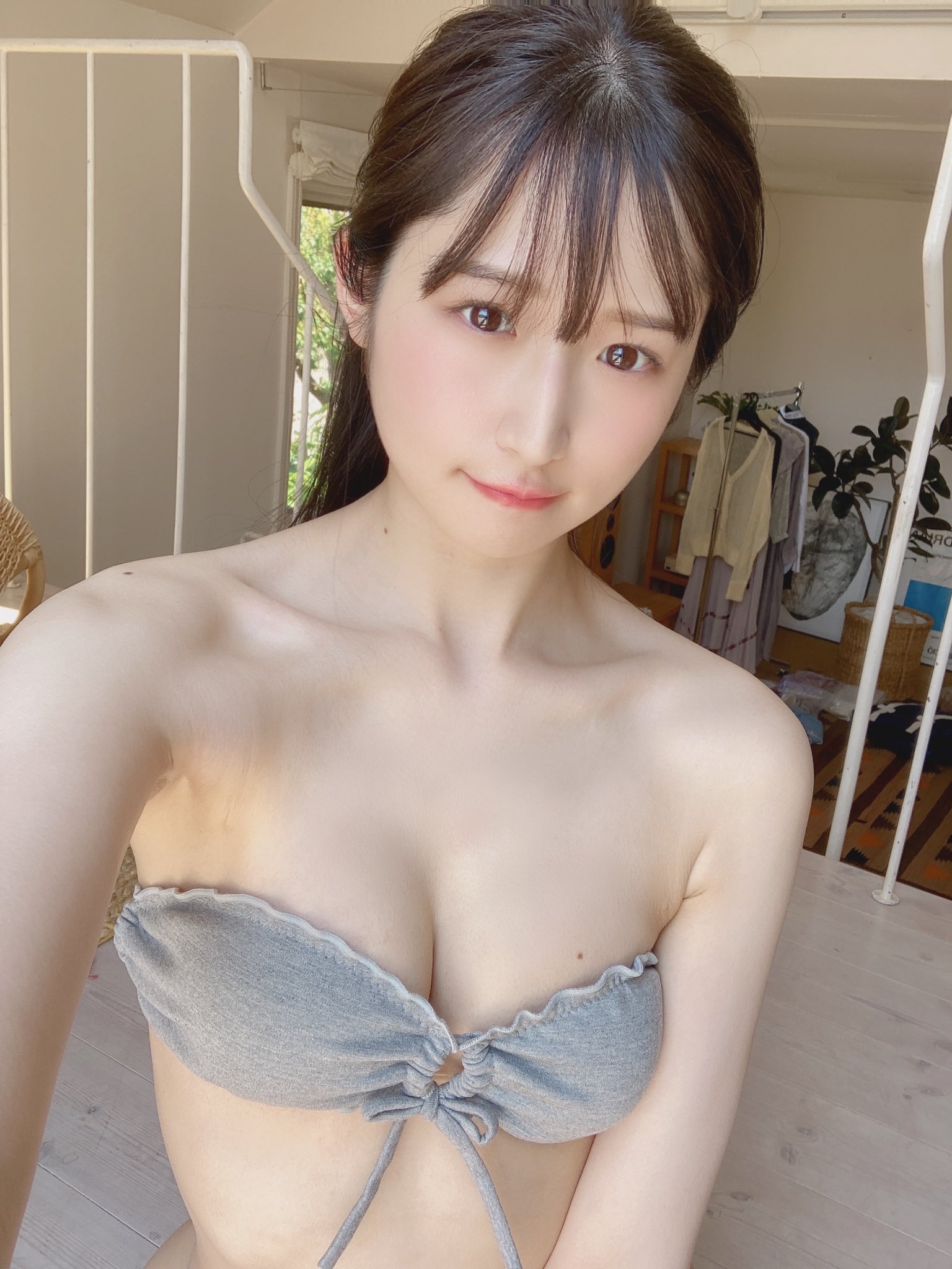 透明感美少女「貝賀琴莉」美乳視角辣炸白皙雪乳　超明顯「人字深溝」讓人看了鼻血狂噴