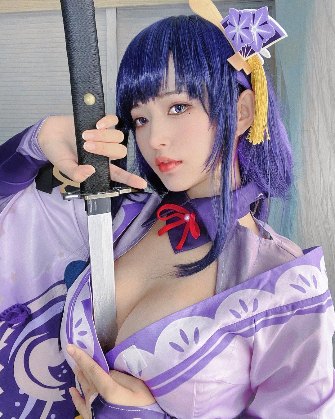 幫忙拔出乳中劍！巨乳Coser「肅雨」卸妝後是清純妹子