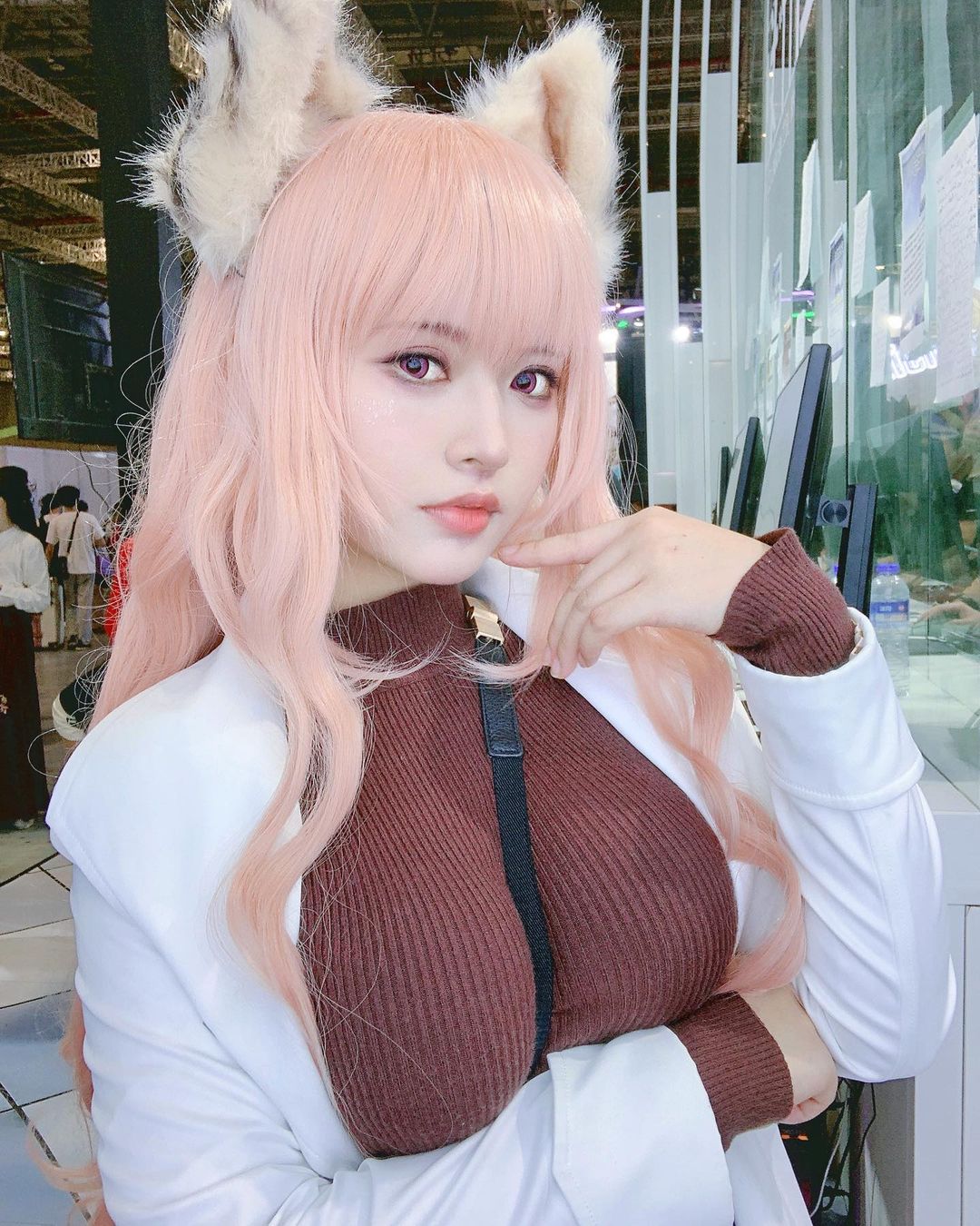 幫忙拔出乳中劍！巨乳Coser「肅雨」卸妝後是清純妹子