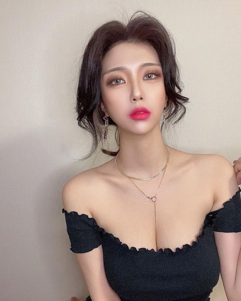 走廊上的「超優質美乳姐姐」，「誘惑的低胸裝」好有魅力！