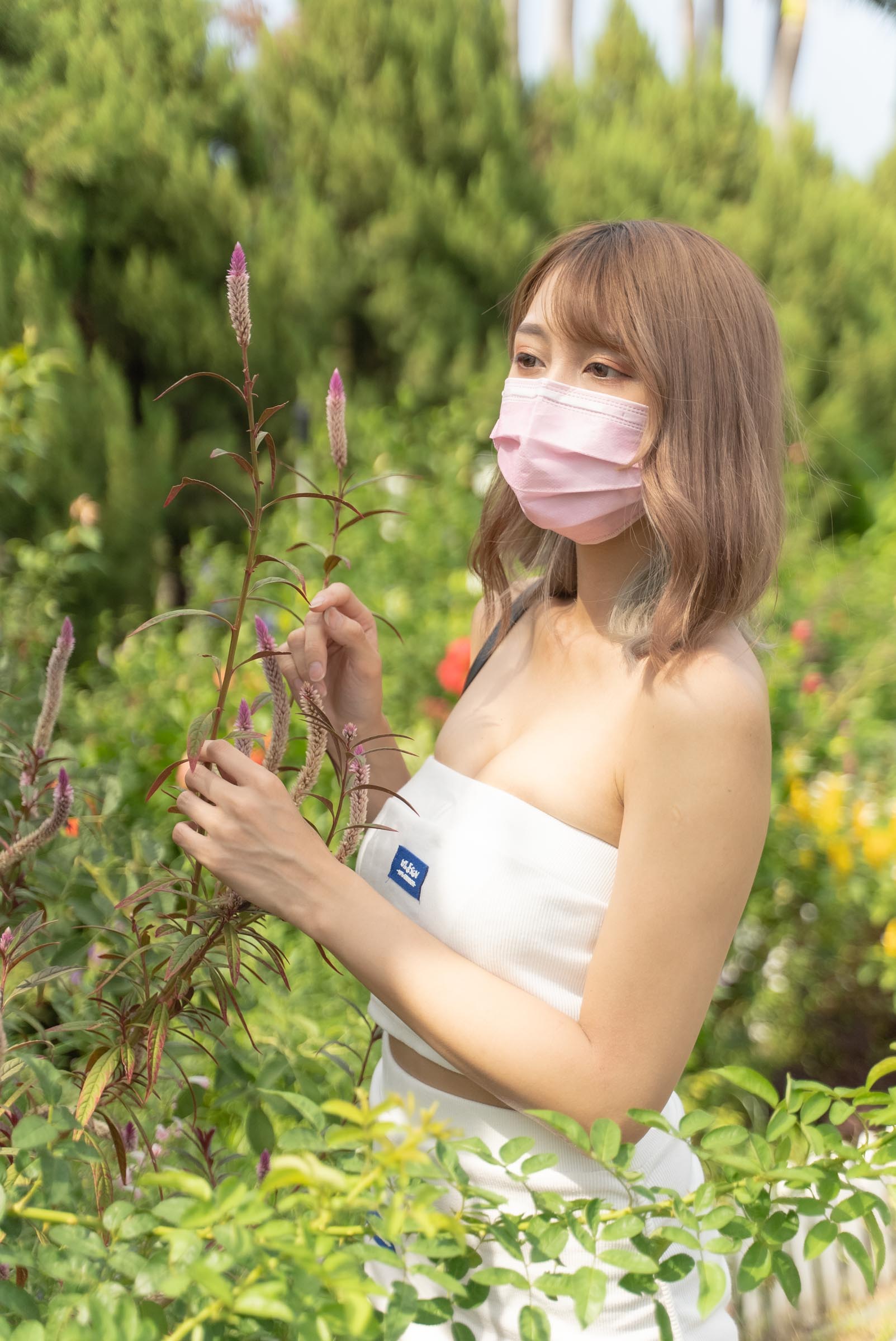 花博公園「短髮美乳辣妹」展現超完美身材！迷人的彎腰視角好吸睛