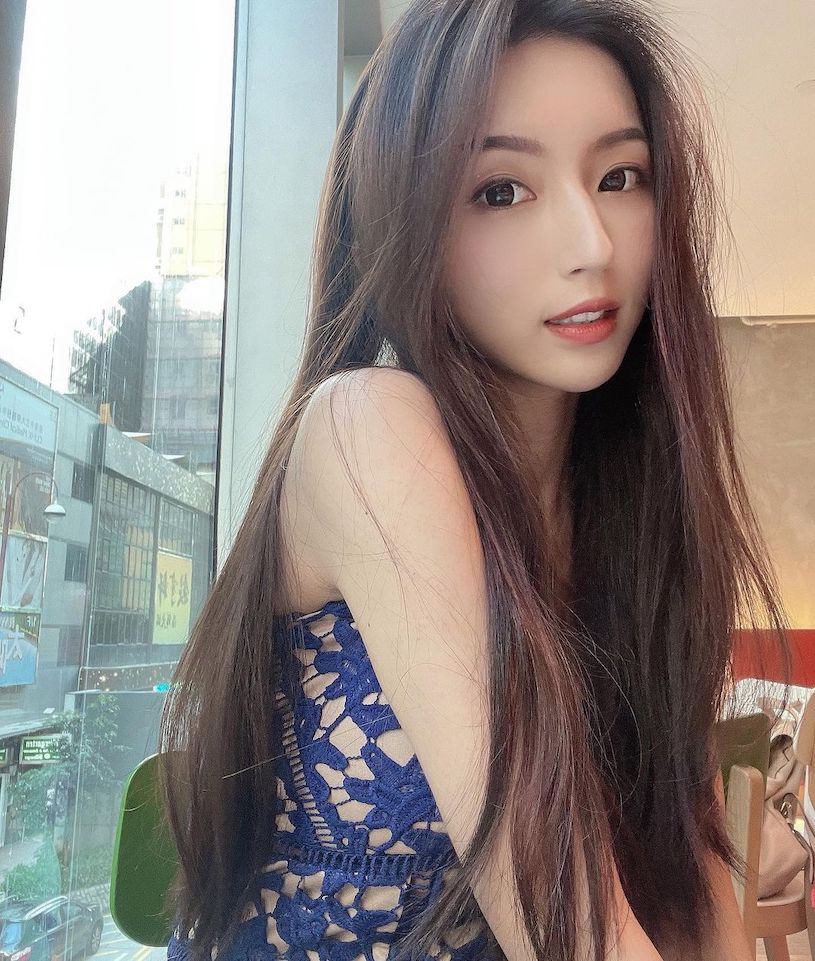 顏值超上鏡的「白皙性感港妹」，「IG低胸背心照」好誘人呀！