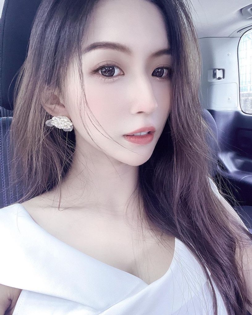 顏值超上鏡的「白皙性感港妹」，「IG低胸背心照」好誘人呀！