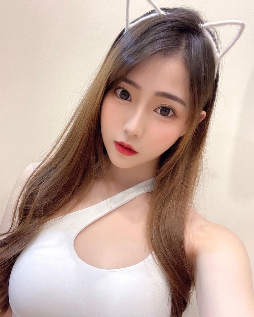 正妹「瑋庭Angela」運動服造型好辣，「側面的性感臀型」超撩人！