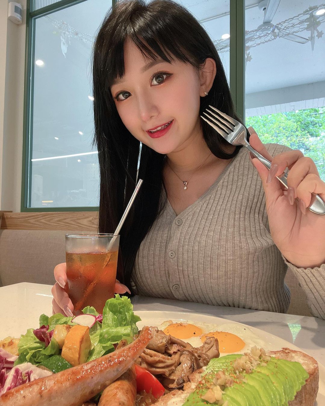 性感可愛「正妹直播主」Joan 琦琦，「34E雪乳」好豐滿，日常健身也太辣！