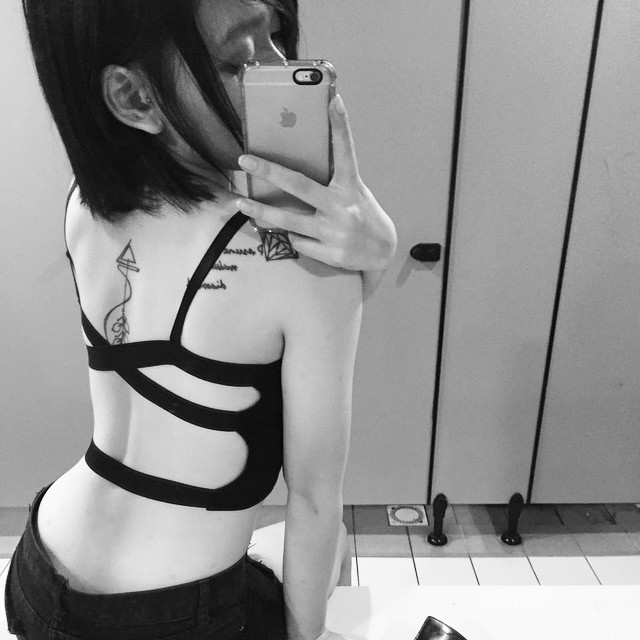 「刺青冷妹」隨意騷弄都撩人，倒出「深美濠溝」激發男人挑戰慾
