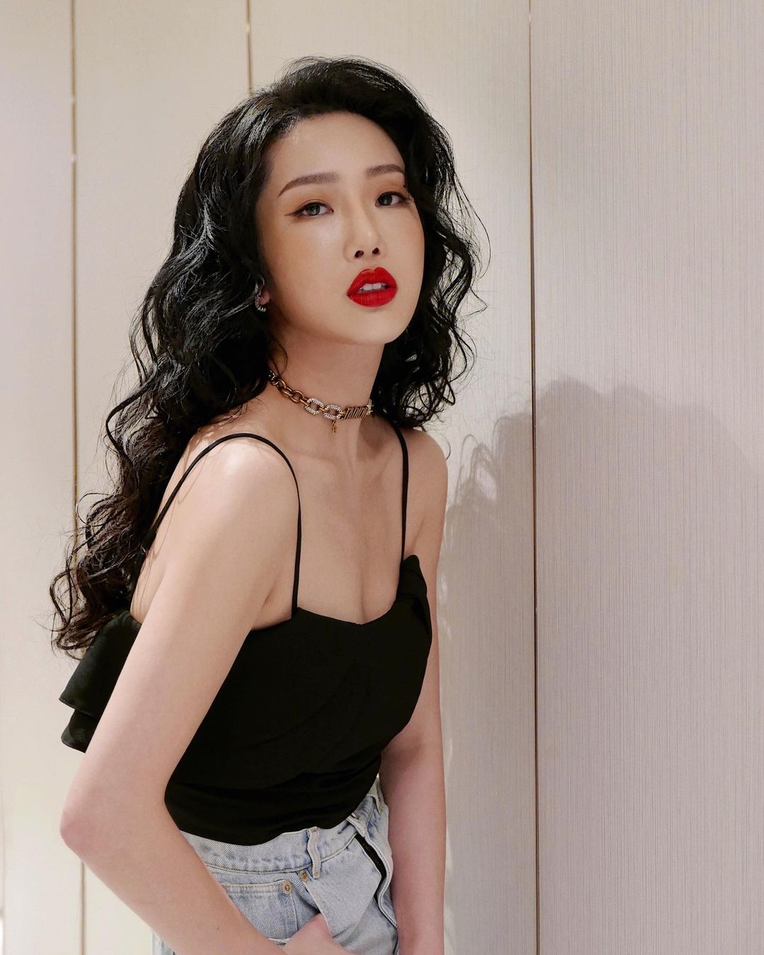 香港女星「崔碧珈」公開新造型！完美駕馭「濃黑捲髮＋紅唇」讓人驚豔