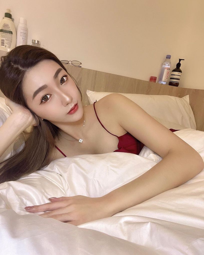 曲線火辣的超長腿正妹「Momo」，「自拍時的微笑畫面」好迷人！