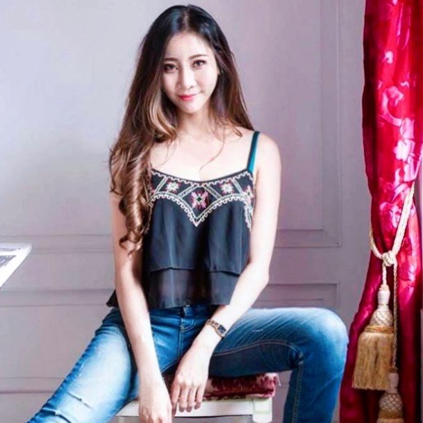 長腿正妹「藍芯芯Lia」爆乳駕馭，大老婆與小老婆一次包軌！
