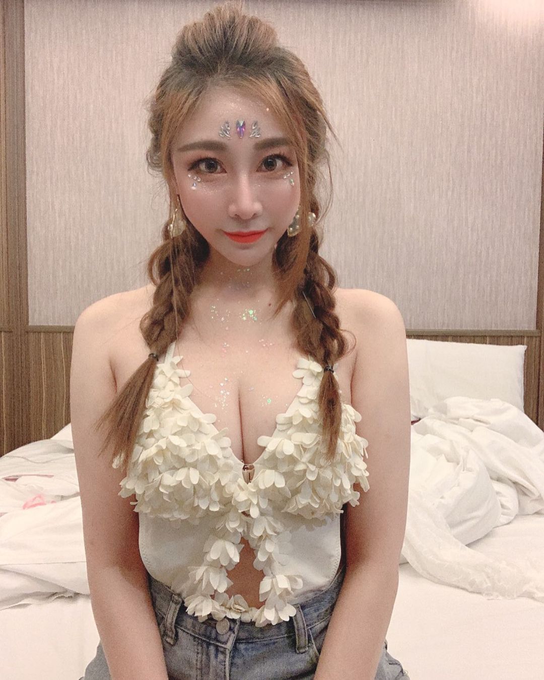 長腿正妹「藍芯芯Lia」爆乳駕馭，大老婆與小老婆一次包軌！
