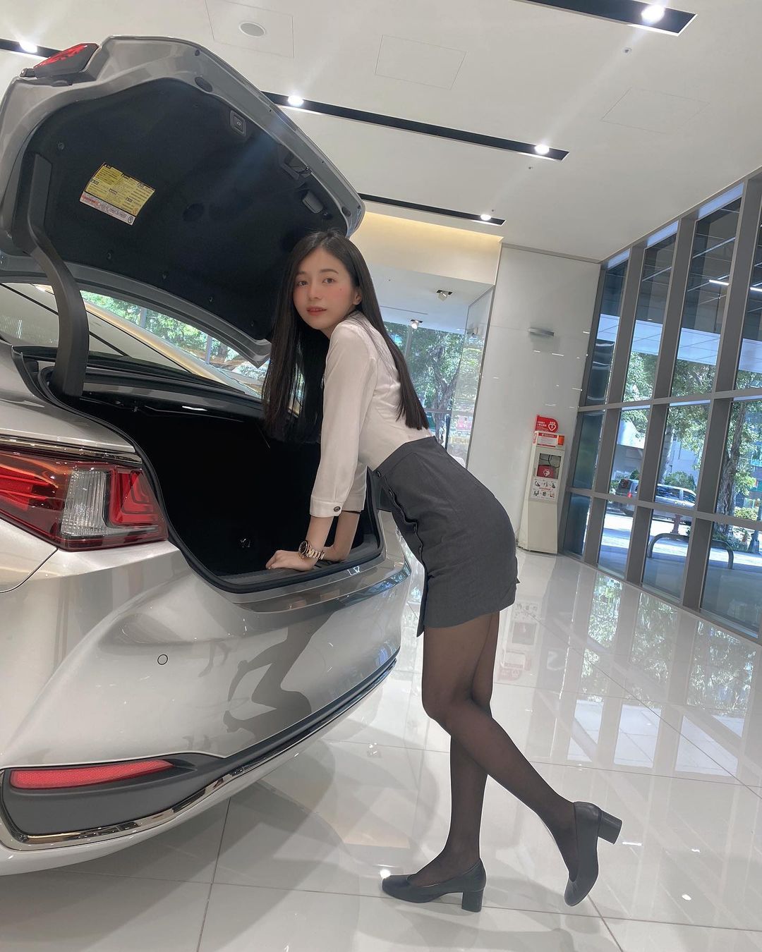 白嫩帥妹「辰辰」包屁衣跨檔車，現出「蜜大腿」連嫩乳也側漏！