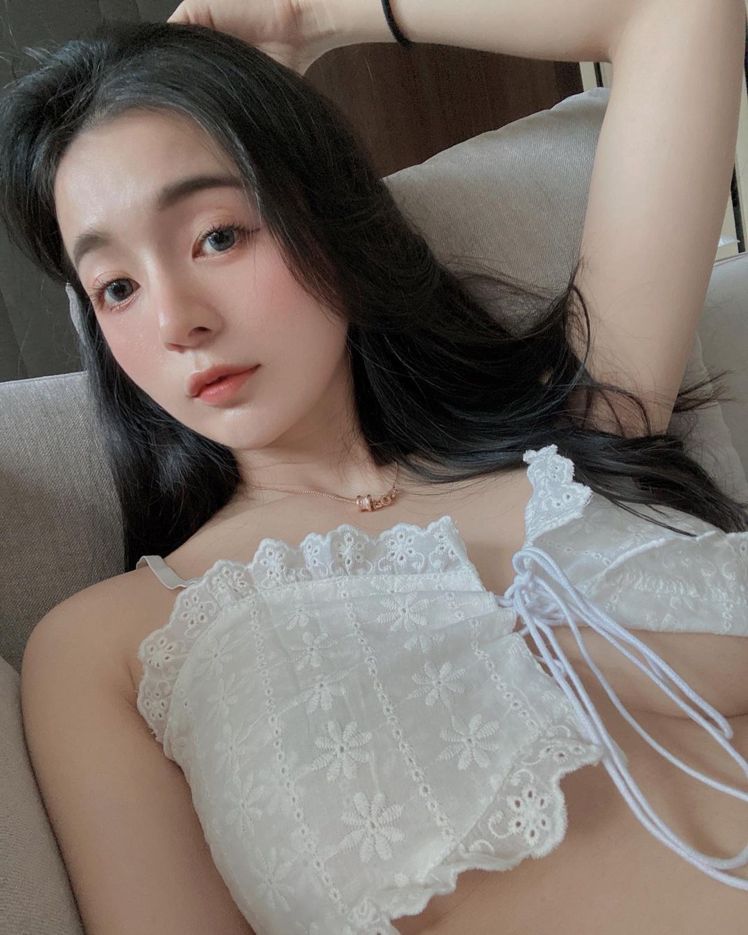 白嫩帥妹「辰辰」包屁衣跨檔車，現出「蜜大腿」連嫩乳也側漏！