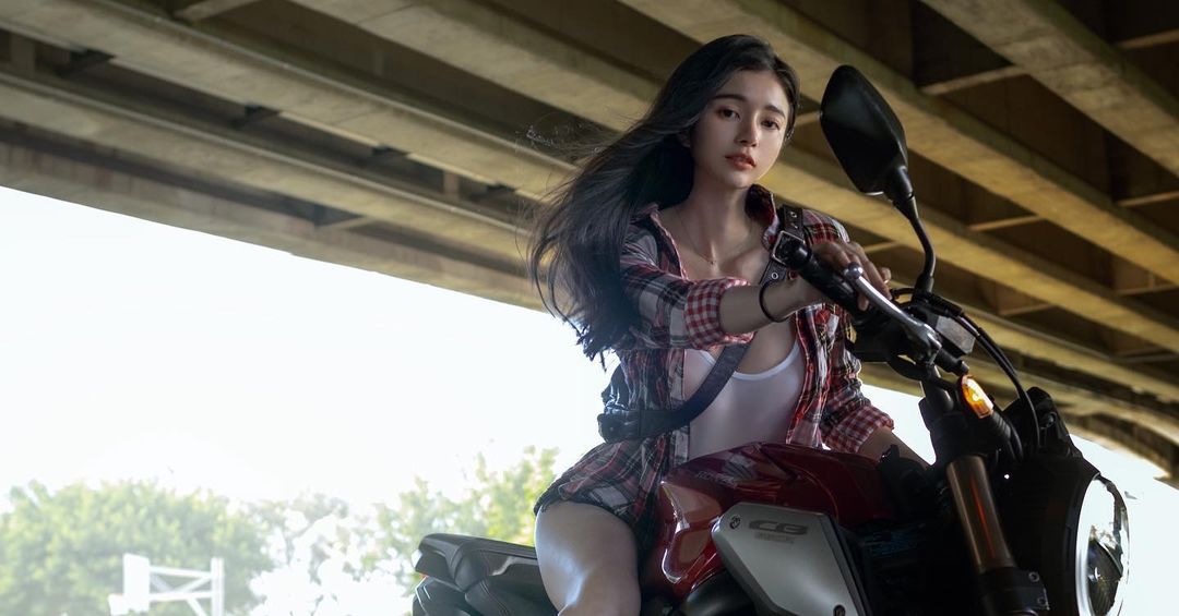 白嫩帥妹「辰辰」包屁衣跨檔車，現出「蜜大腿」連嫩乳也側漏！