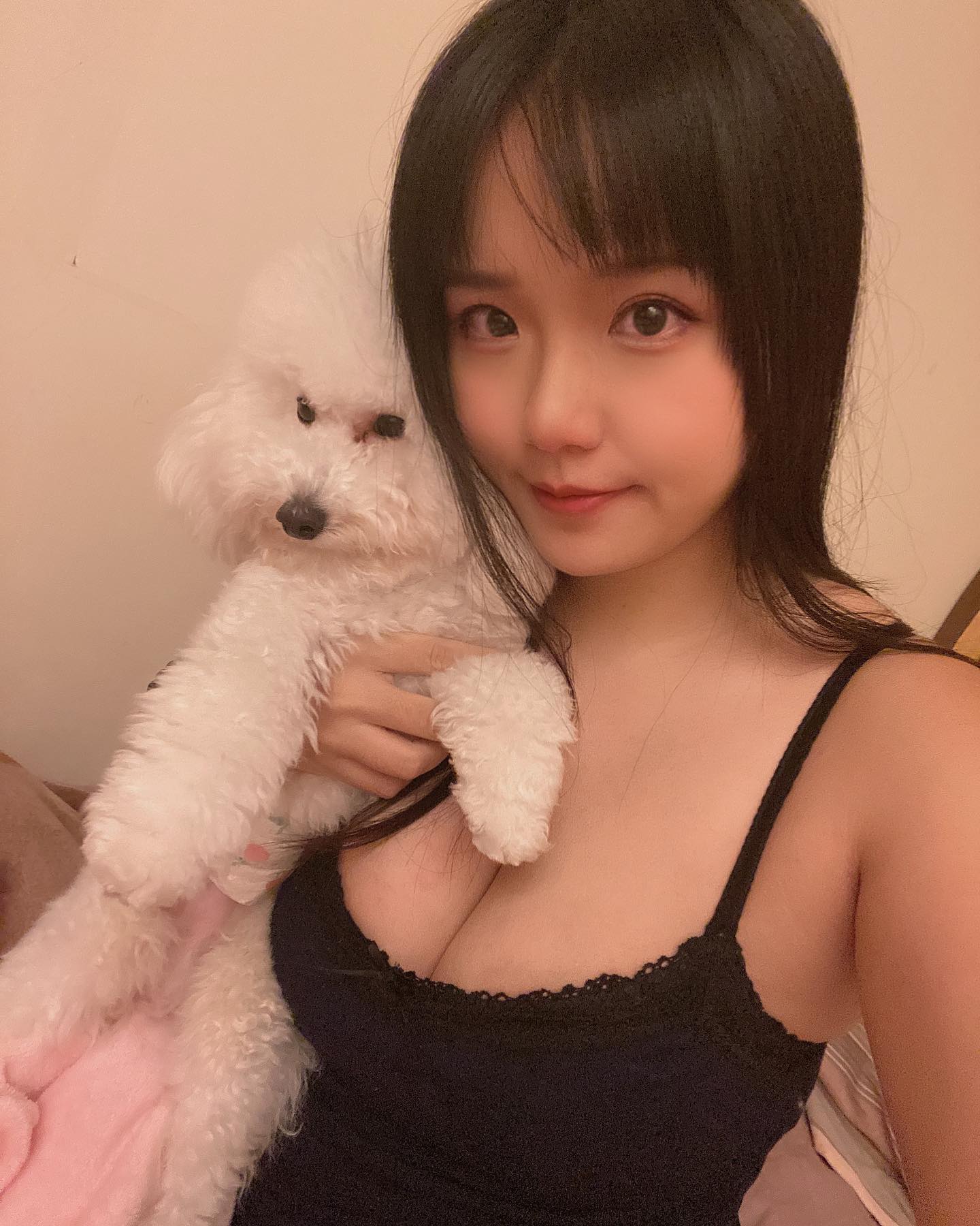 正妹「寵物美容師」曬事業線福利稱「我在拯救世界」網友謝聲一片