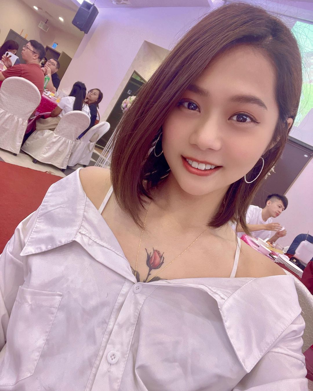 想打球了！台中羽球教練「Yuki萱萱」飽滿美胸上有朵玫瑰綻放