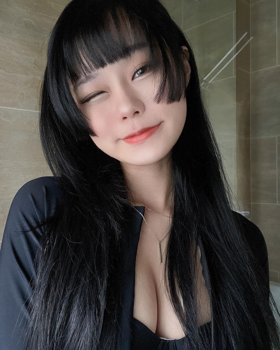 新加坡「童顏爆乳小惡魔」琦琦，潔白旗袍高衩綁帶「從腰露到大腿」Ｓ曲線全看光！