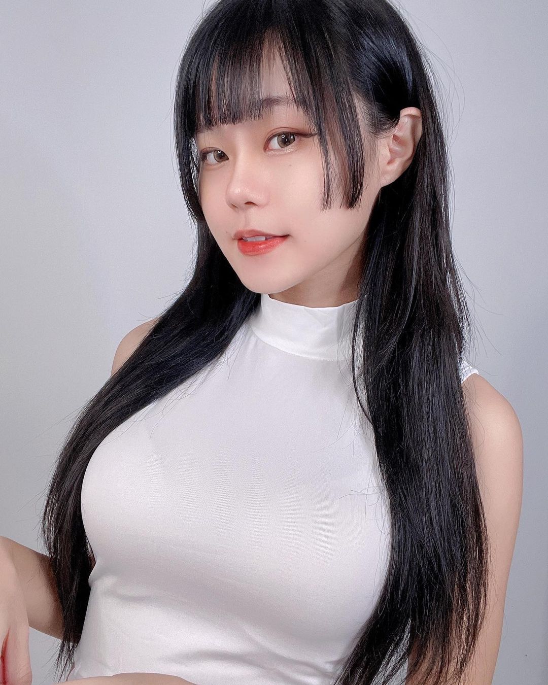 新加坡「童顏爆乳小惡魔」琦琦，潔白旗袍高衩綁帶「從腰露到大腿」Ｓ曲線全看光！