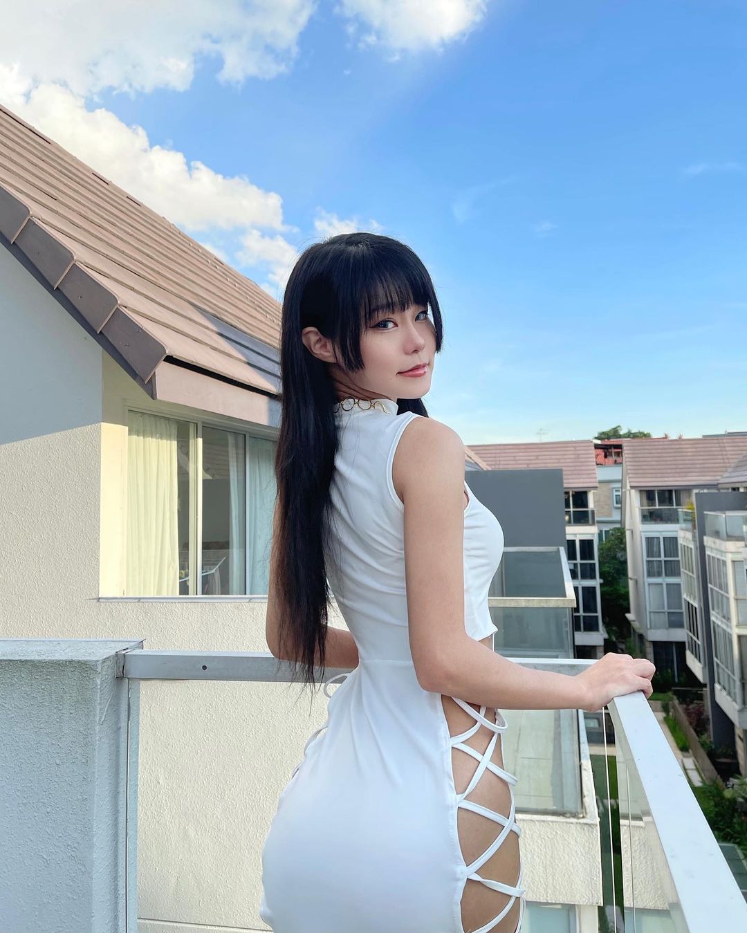 新加坡「童顏爆乳小惡魔」琦琦，潔白旗袍高衩綁帶「從腰露到大腿」Ｓ曲線全看光！
