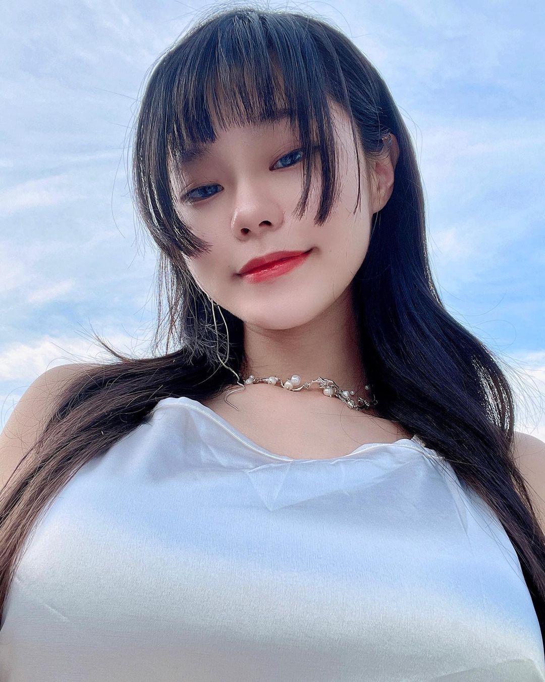 新加坡「童顏爆乳小惡魔」琦琦，潔白旗袍高衩綁帶「從腰露到大腿」Ｓ曲線全看光！