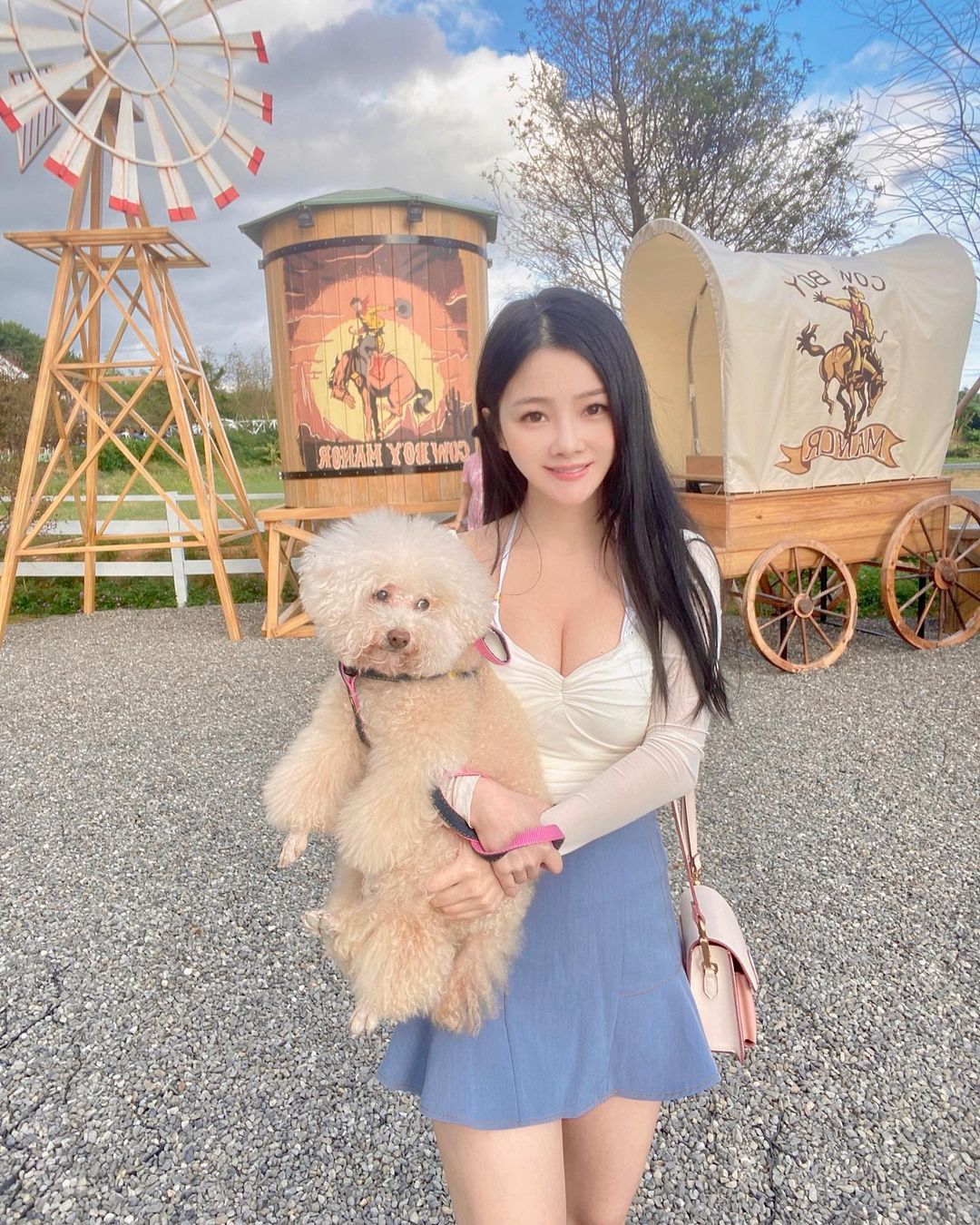 小桃子「中路開開」爆乳搭飛機！「超狂上衣設計」人字美胸大方展現好撩人！