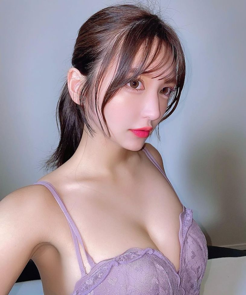 白皙櫻花妹「試穿內衣畫面火辣」，誘惑的雙峰好高聳呀！