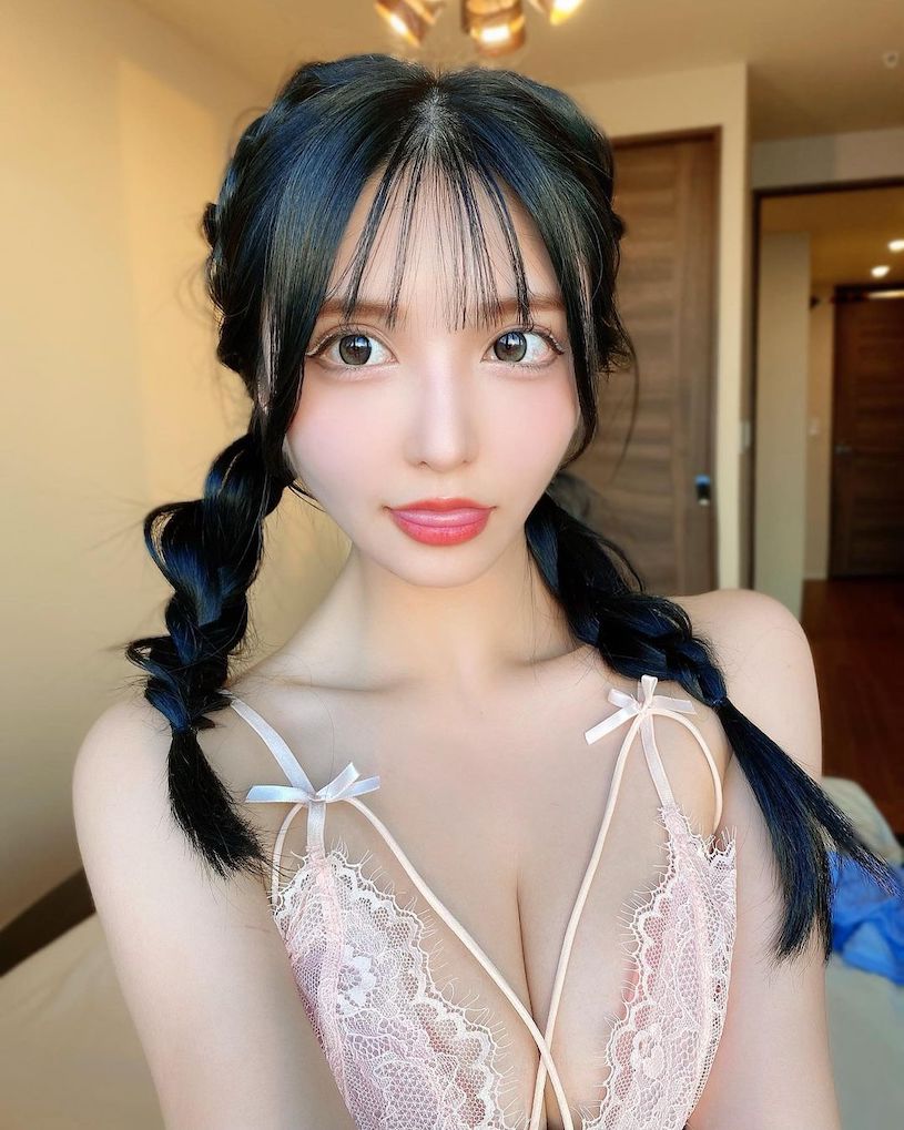 白皙櫻花妹「試穿內衣畫面火辣」，誘惑的雙峰好高聳呀！