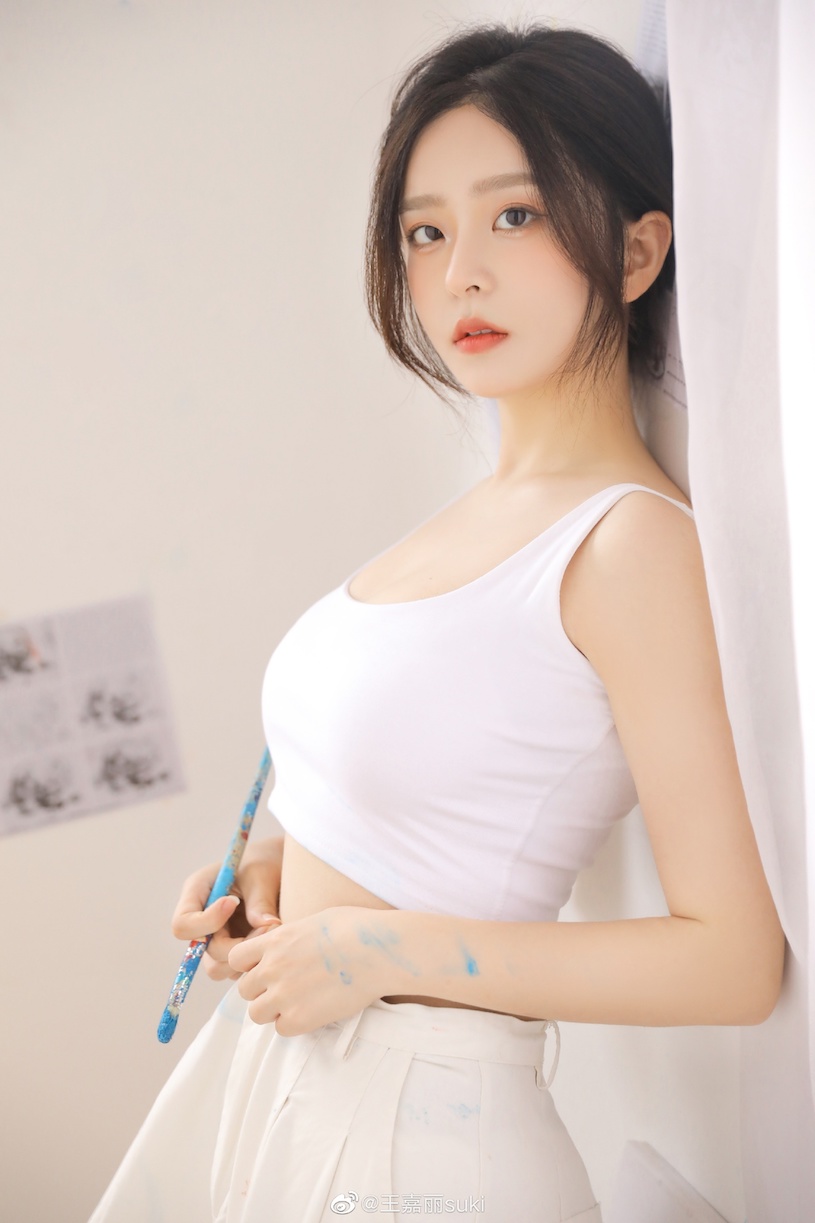 甜心妹子畫畫時「視角很誘惑」，「雪白美肌」讓人徹底著迷！