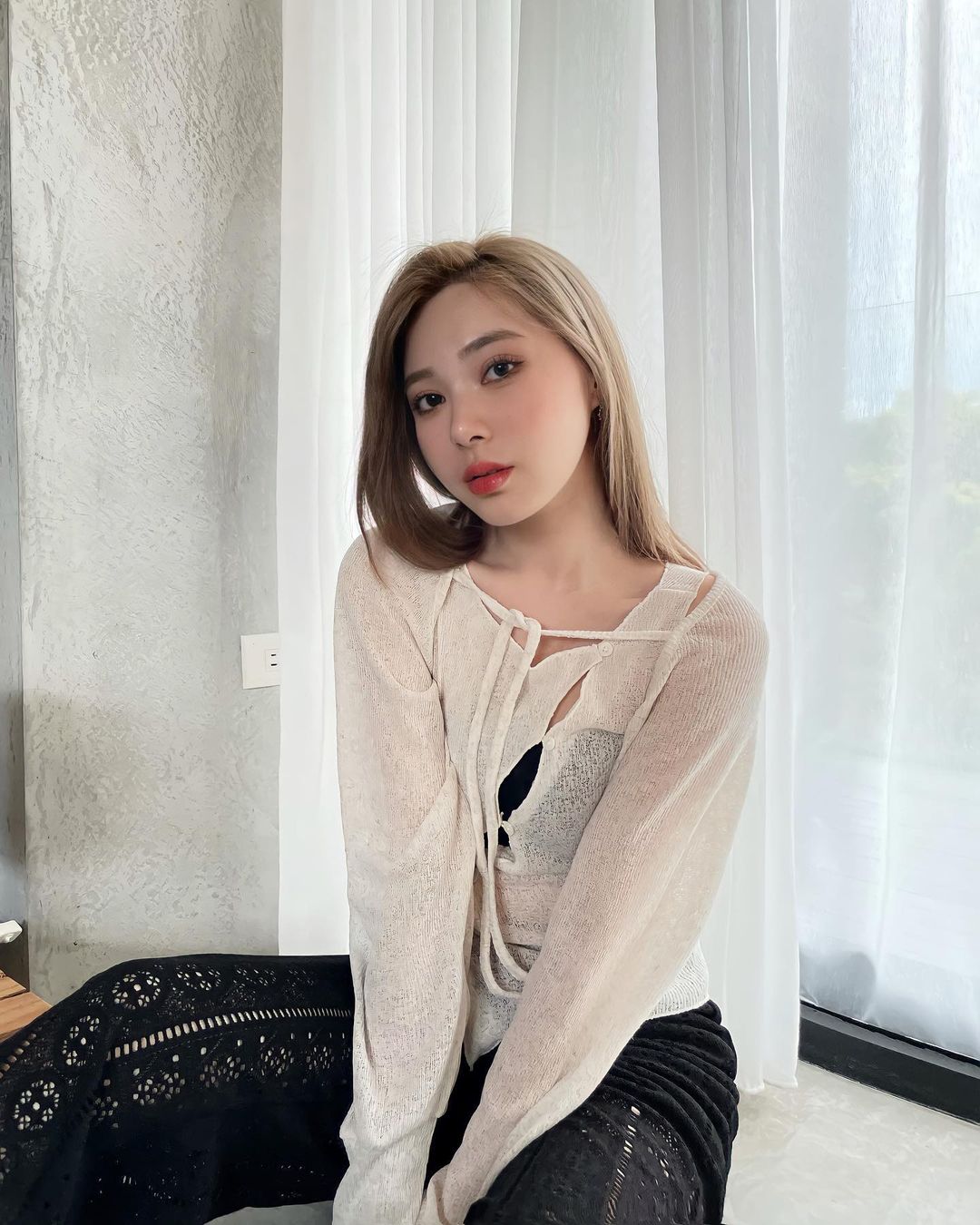 俏麗小美女「奈奈」無邊際泳池大秀好身材，「飽滿蜜桃臀」網友讚爆！