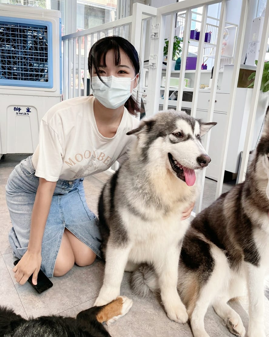 長庚大學護理系的「超兇護理師」！海邊玩水竟意外秀出「隱藏版美乳」！