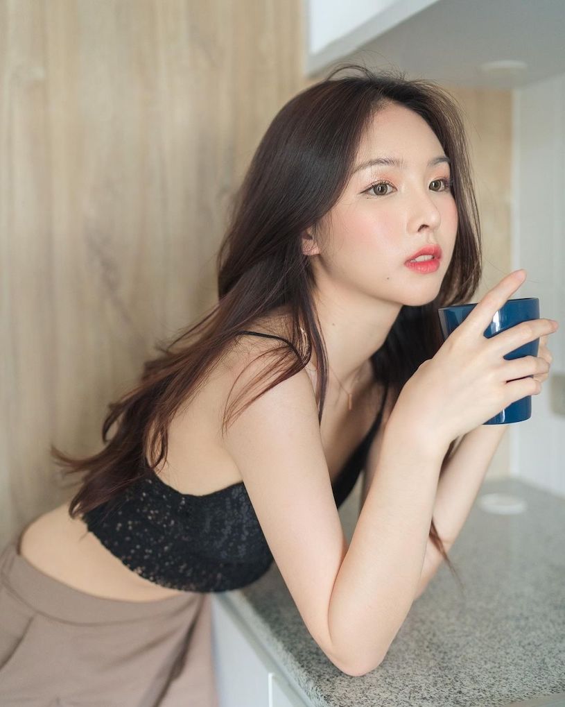 在湖邊散步的「高冷美乳正妹」，「白嫩低胸曲線」太誘惑了！
