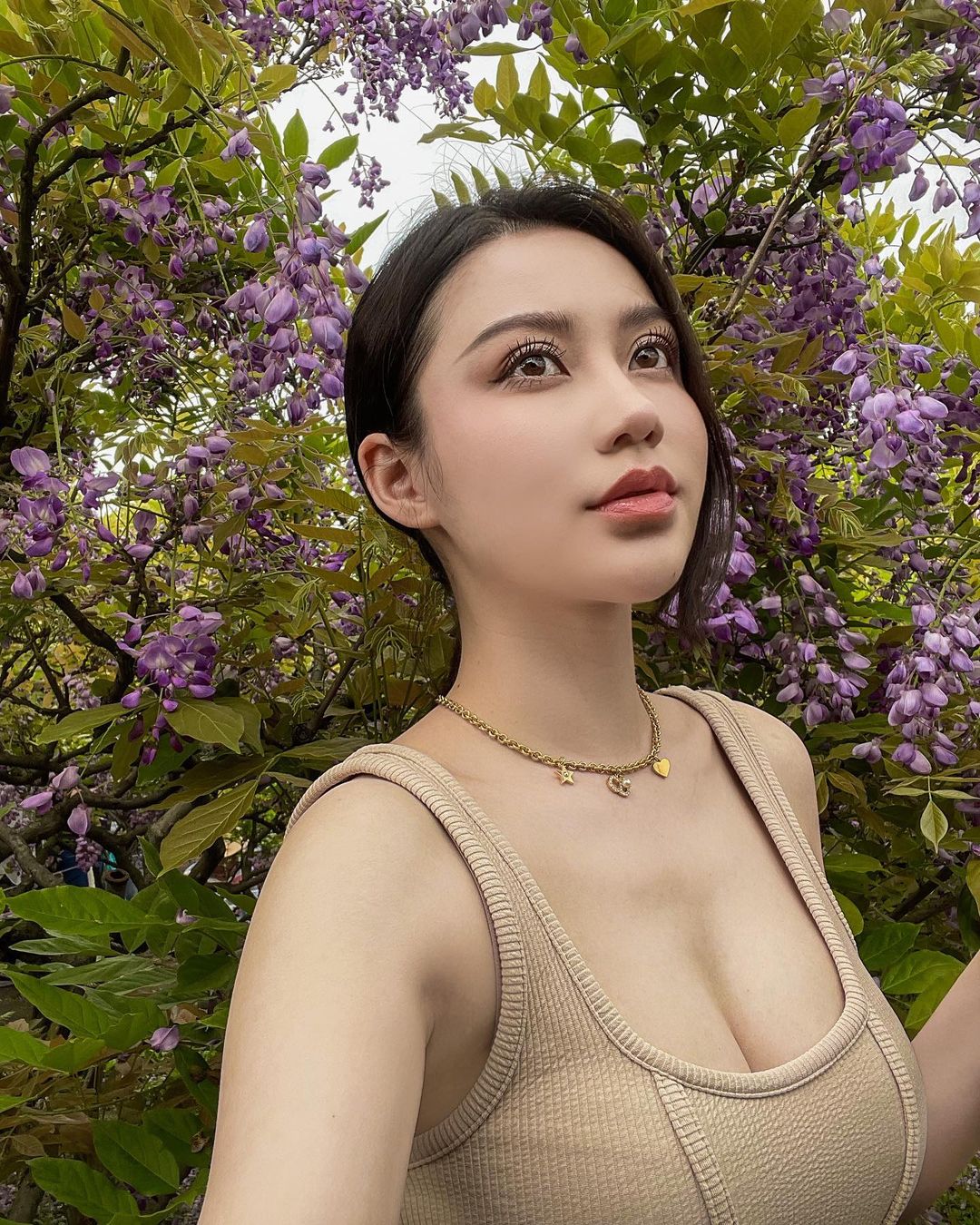 女神級天菜正妹「Clairlilhan」曲線超火辣，躺平「雪白側乳」從上衣溢出！
