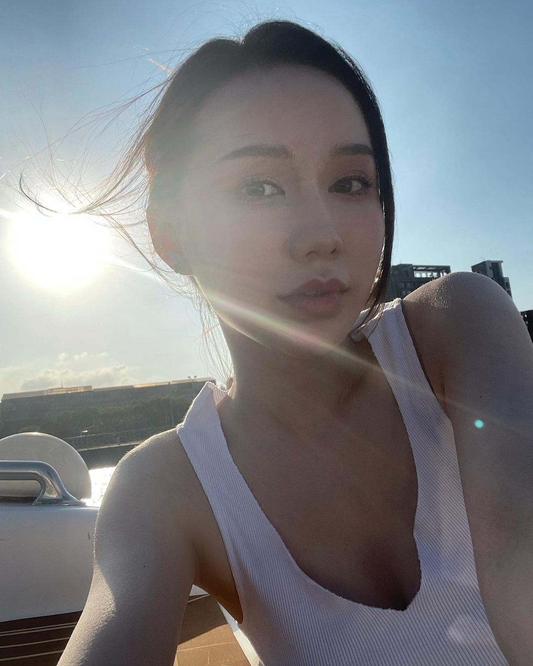 女神級天菜正妹「Clairlilhan」曲線超火辣，躺平「雪白側乳」從上衣溢出！